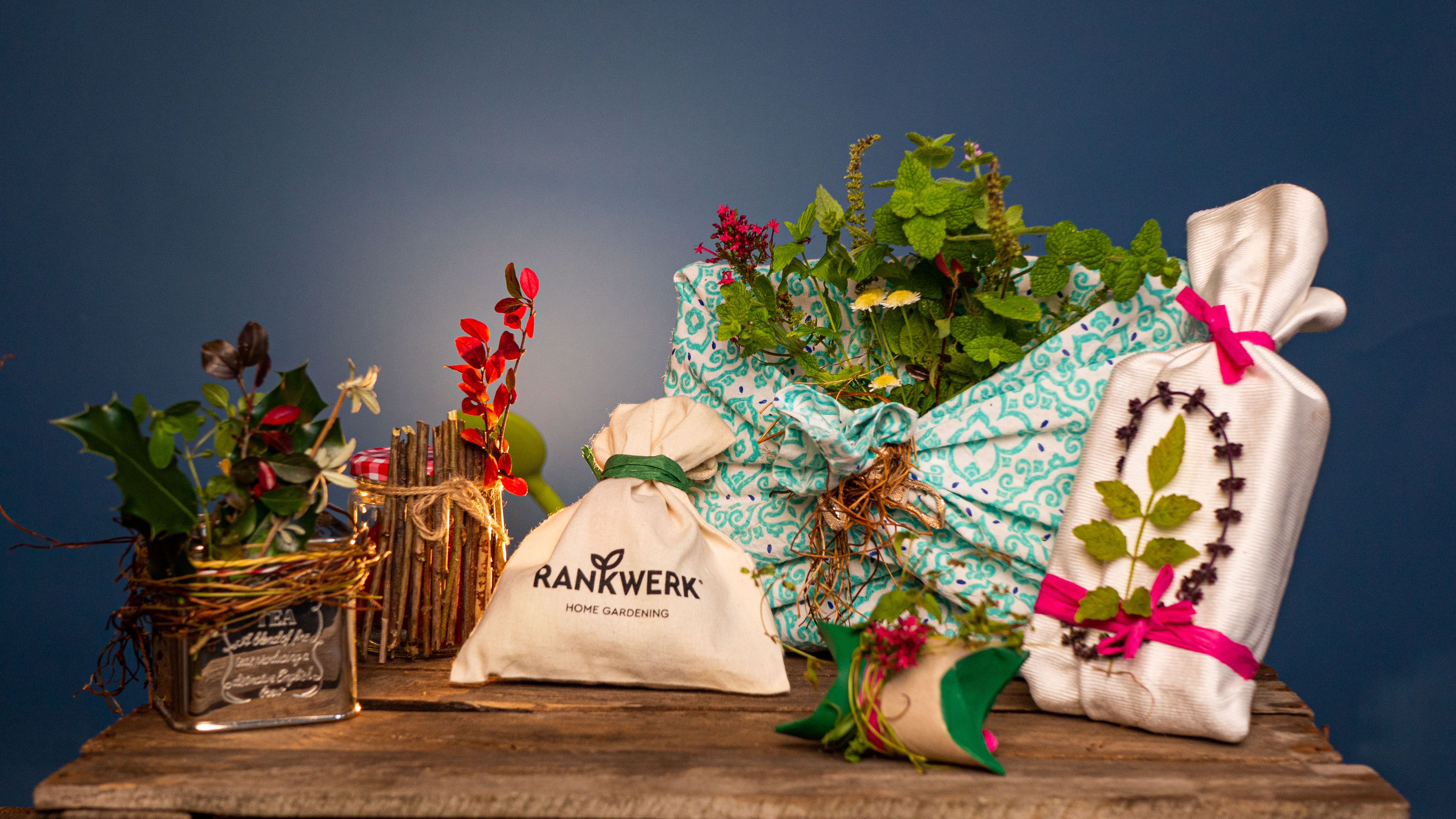 Verschieden verpackte Geschenke stehen in einer Zusammenstellung auf dem Bild. Zu sehen sind viele natürliche Materialien.